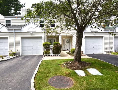 37 Quail Ct #37, Manorville, NY 11949