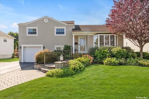 22 Circle Dr, Syosset, NY 11791