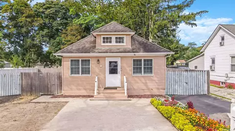 9 Bridger Blvd, Central Islip, NY 11722