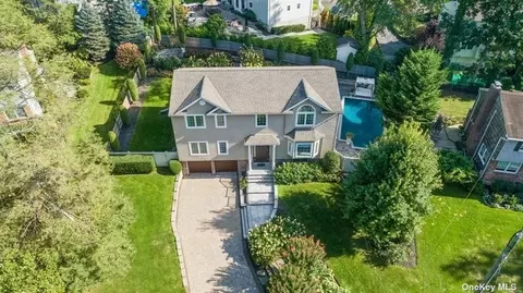 76 Bay Rd, Halesite, NY 11743