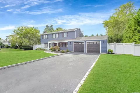 320 Glynn St, North Babylon, NY 11703