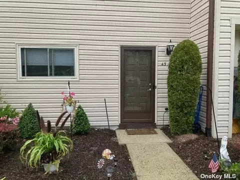 650 W Newbridge Rd #43, East Meadow, NY 11554