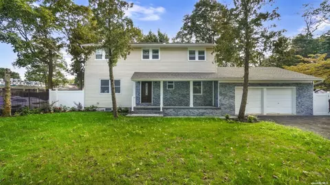 4 Grange St, Greenlawn, NY 11740