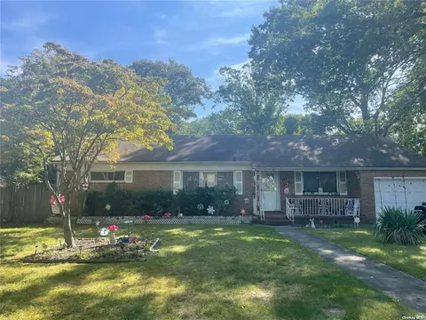 556 Kime Ave, West Islip, NY 11795