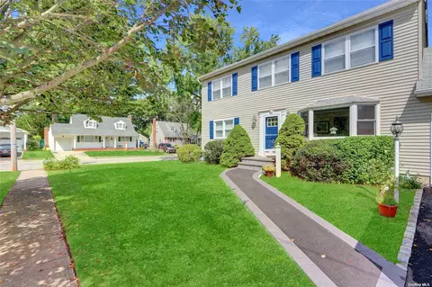 112 Devonshire Dr, East Norwich, NY 11732