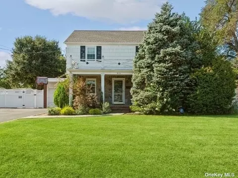 812 Bellmore Rd, Bellmore, NY 11710