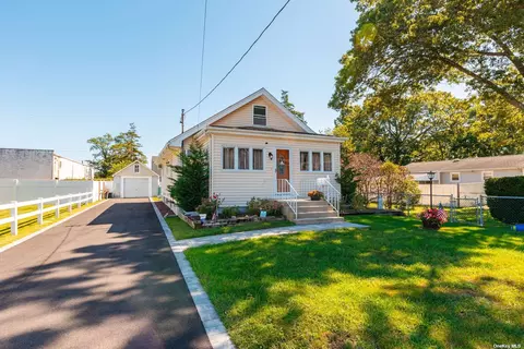 176 S 14th St, Lindenhurst, NY 11757
