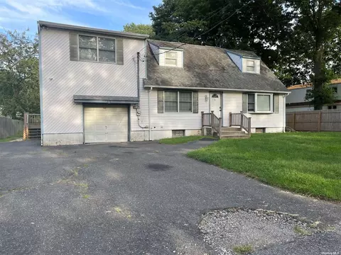 41 Handsome Ave, Selden, NY 11784