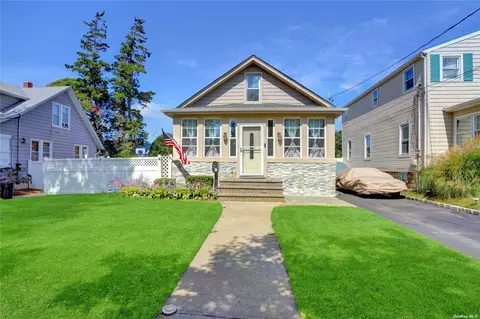 122 Centre St, Freeport, NY 11520