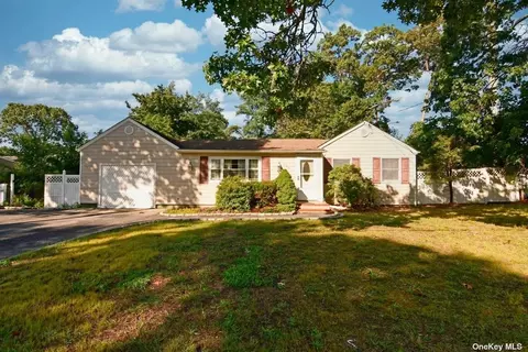 226 N Evergreen Dr, Selden, NY 11784