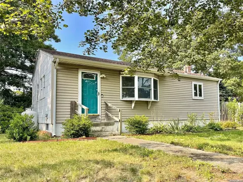 15 E Roberts Rd, Shirley, NY 11967