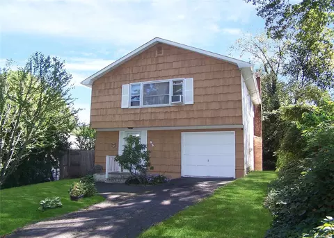 85 Locust Blvd, Ronkonkoma, NY 11779