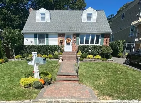 158 Sampson Ave, Albertson, NY 11507