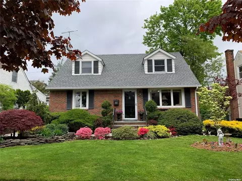 260 Arlington St, Mineola, NY 11501