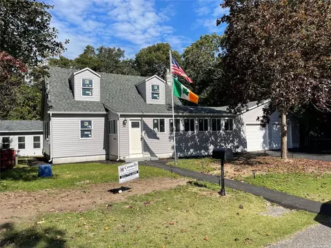 9 Clark St, Mastic, NY 11950