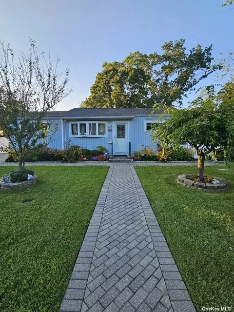 785 Spur Dr N, Bay Shore, NY 11706