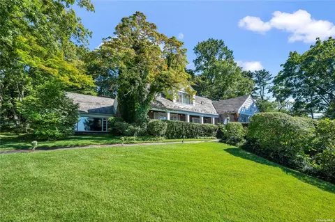 25 Shorecliff Pl, Great Neck, NY 11023