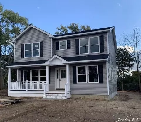 40 44th St, Copiague, NY 11726