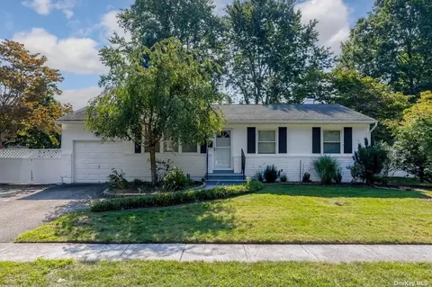 160 Gardner Ave, Hicksville, NY 11801