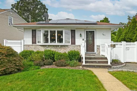 181 8th St, Bethpage, NY 11714