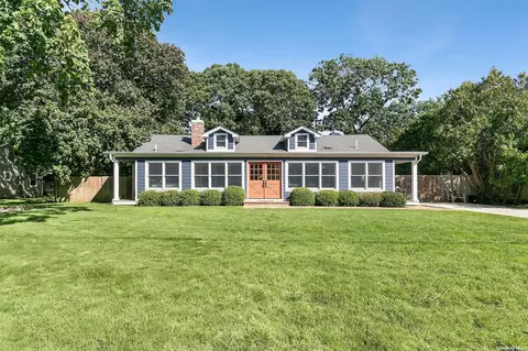 25 Debbie Ln, Westhampton Beach, NY 11978