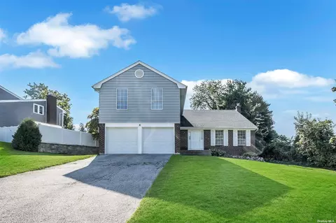 20 Hitching Post Ln, Glen Cove, NY 11542