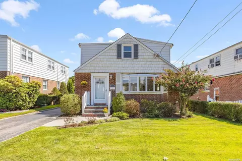 280 Roxbury Rd S, Garden City South, NY 11530