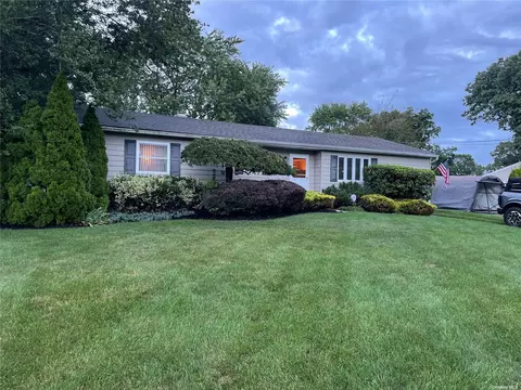 5 Scotty Ln, Centereach, NY 11720