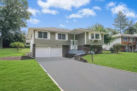 36 Pittoni Dr, Commack, NY 11725