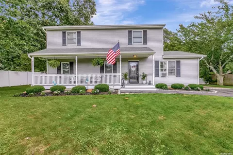 17 Thompson Ave, East Moriches, NY 11940