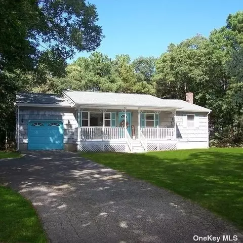 227 E Woodside Ave, Patchogue, NY 11772