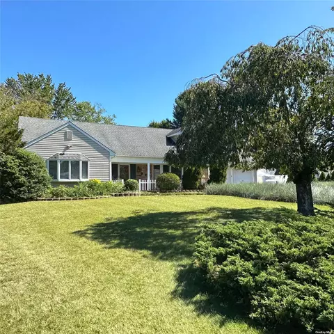 33 Manchester Ln, Stony Brook, NY 11790