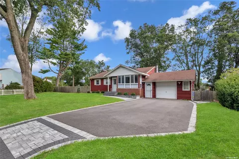 11 Vine Ct, Centereach, NY 11720