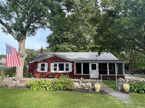 27 4th St, Moriches, NY 11955