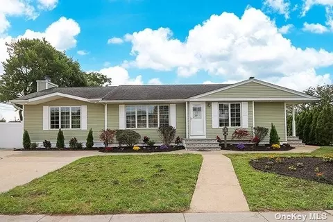 30 Columbia Rd, Hicksville, NY 11801