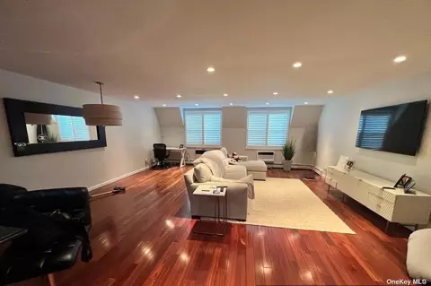 207-30 Darren Dr #212U, Bayside, NY 11360