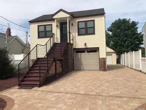 3 Cape Rd, Amity Harbor, NY 11701