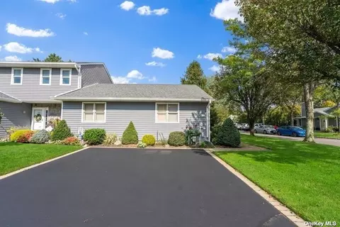 150 Kimberly Ct #., North Babylon, NY 11703