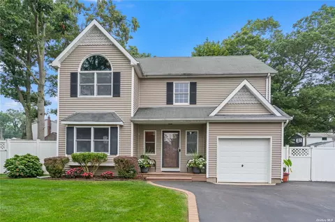 11 Kingdom Ct, Ronkonkoma, NY 11779