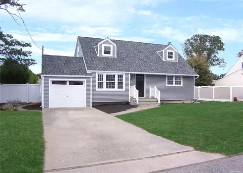 3 2nd St, Holbrook, NY 11741