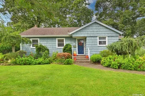 33 Frances Ln, Massapequa Park, NY 11762