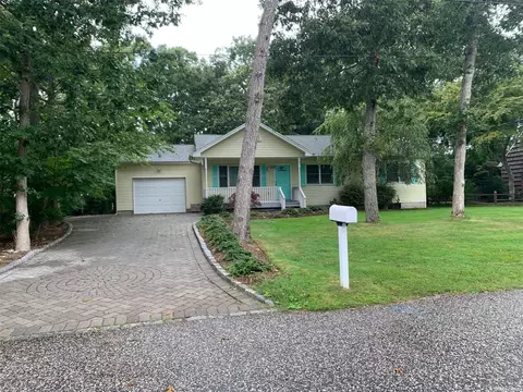8 Huckleberry Ln, Hampton Bays, NY 11946