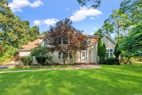 15 Bond Ln, Brookhaven, NY 11719