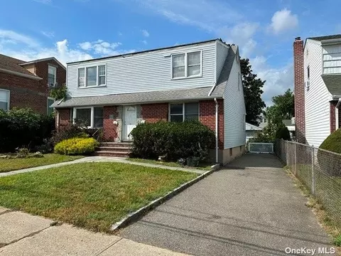 29 Lenox Ave, Westbury, NY 11590