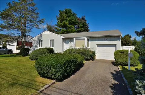 27 Monmouth St, Deer Park, NY 11729