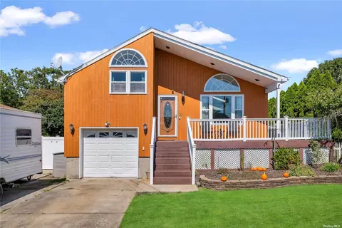 17 Argyle Dr, Shirley, NY 11967