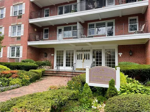 70 N Grove St #2G, Freeport, NY 11520
