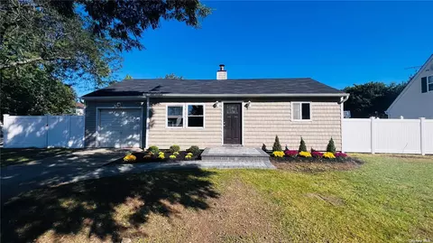 4 Pine St, Central Islip, NY 11722