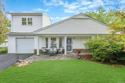 4 Chesapeake Bay Rd, Coram, NY 11727