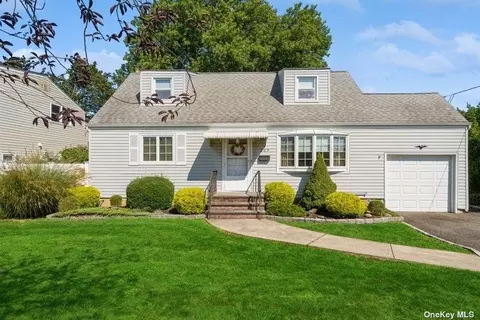 269 N Suffolk Ave, Massapequa, NY 11758